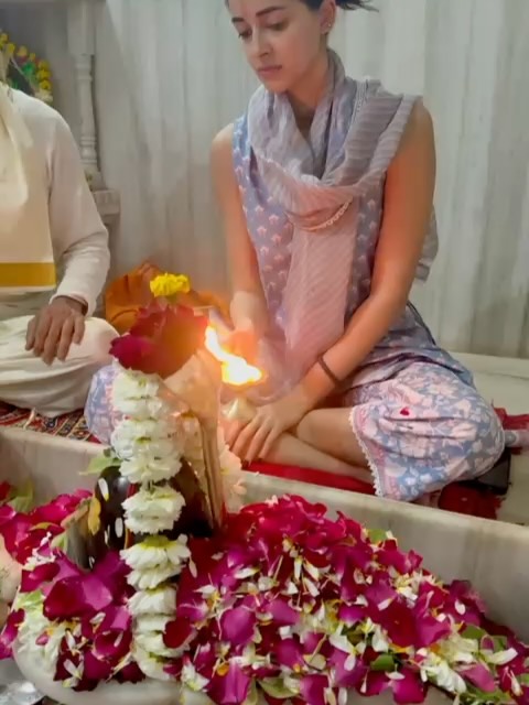 Look by ananyapanday