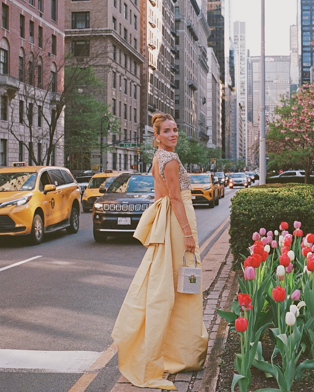 An honor to spend a New York night with @oscardelarenta, celebrating @saveveniceinc . Wearing all …
