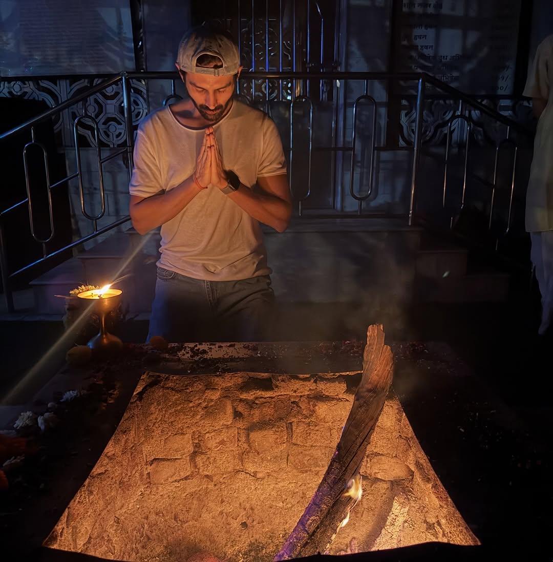 Look by kartikaaryan